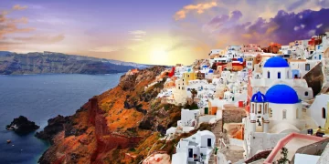 Santorini, etkileyici gün batımları, beyaz badanalı yapıları ve ünlü gece hayatı ile Yunanistan’ın en gözde adalarından biridir.